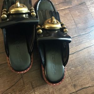 Coach Turnlock Creeper